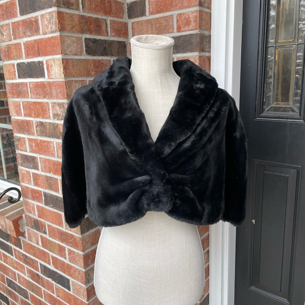 Apostrophe Black Faux Fur‎ Cape